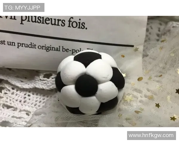 轻粘土创作足球明星形象展现运动魅力与艺术结合之美